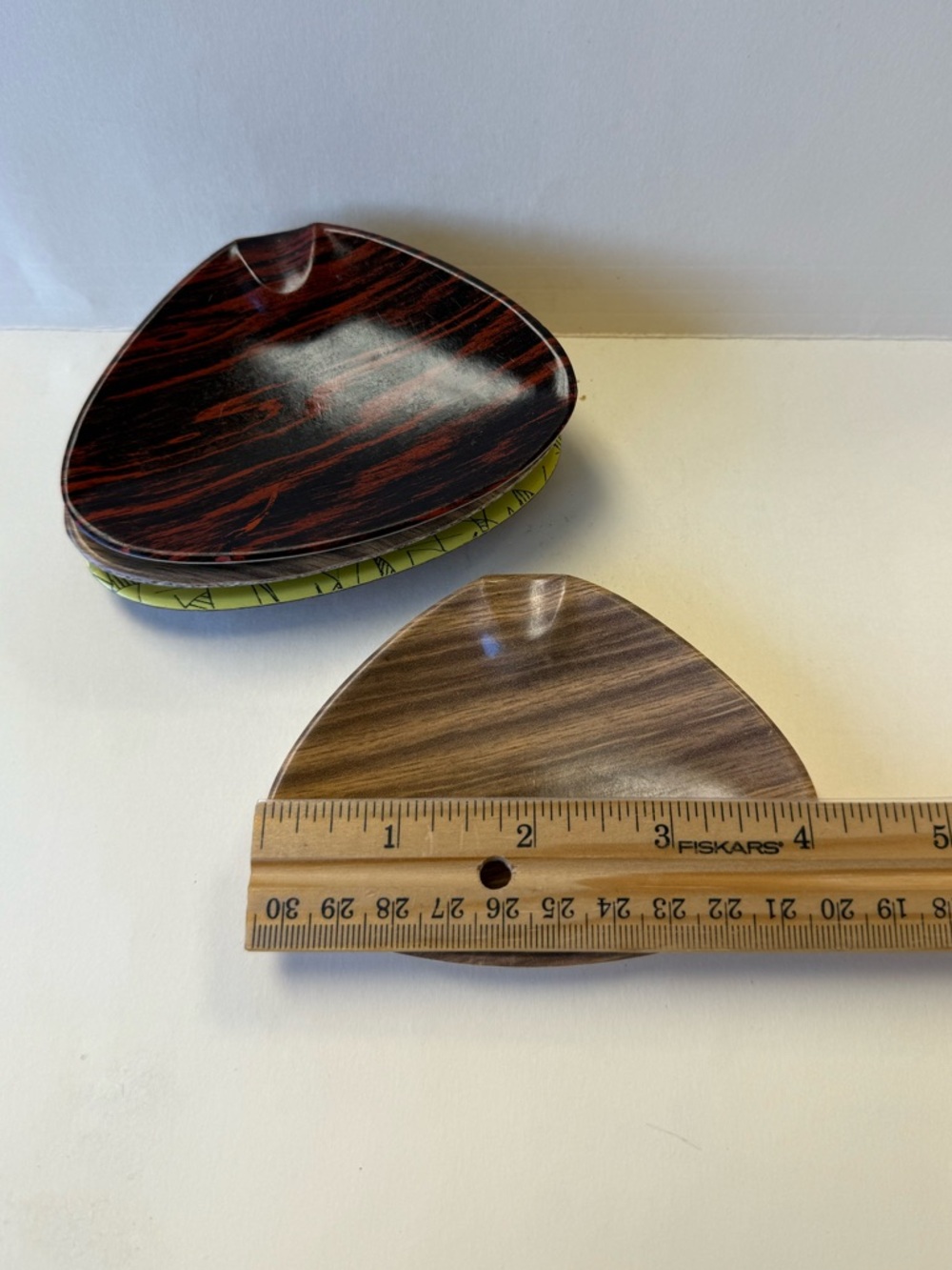 Vintage Mid-Century Modern Melamine Triangular Shaped Ashtray Set of 4. - Picture 5 of 7